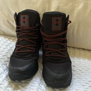 Mens Black Columbia boots. Size12